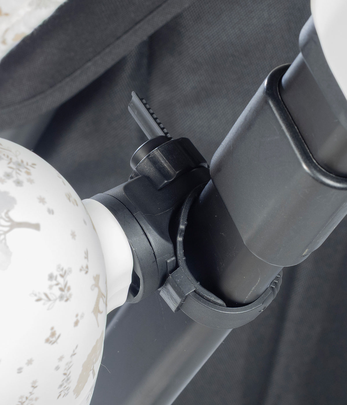 Embalador portátil para carrinho Rocker Nara da Pasito a Pasito. Elegante embalador automático para carrinho que ajuda a acalmar e relaxar o bebé através de um movimento suave e contínuo. Com funcionamento silencioso, 5 velocidades ajustáveis e bateria recarregável, é o aliado perfeito para passeios e momentos de descanso.