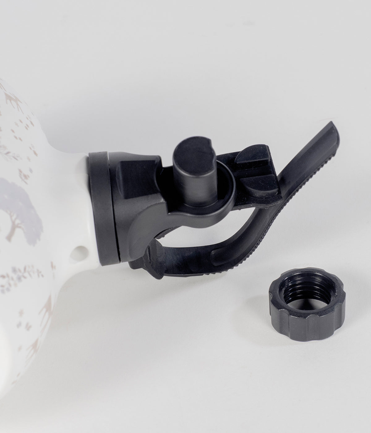 Embalador portátil para carrinho Rocker Nara da Pasito a Pasito. Elegante embalador automático para carrinho que ajuda a acalmar e relaxar o bebé através de um movimento suave e contínuo. Com funcionamento silencioso, 5 velocidades ajustáveis e bateria recarregável, é o aliado perfeito para passeios e momentos de descanso.