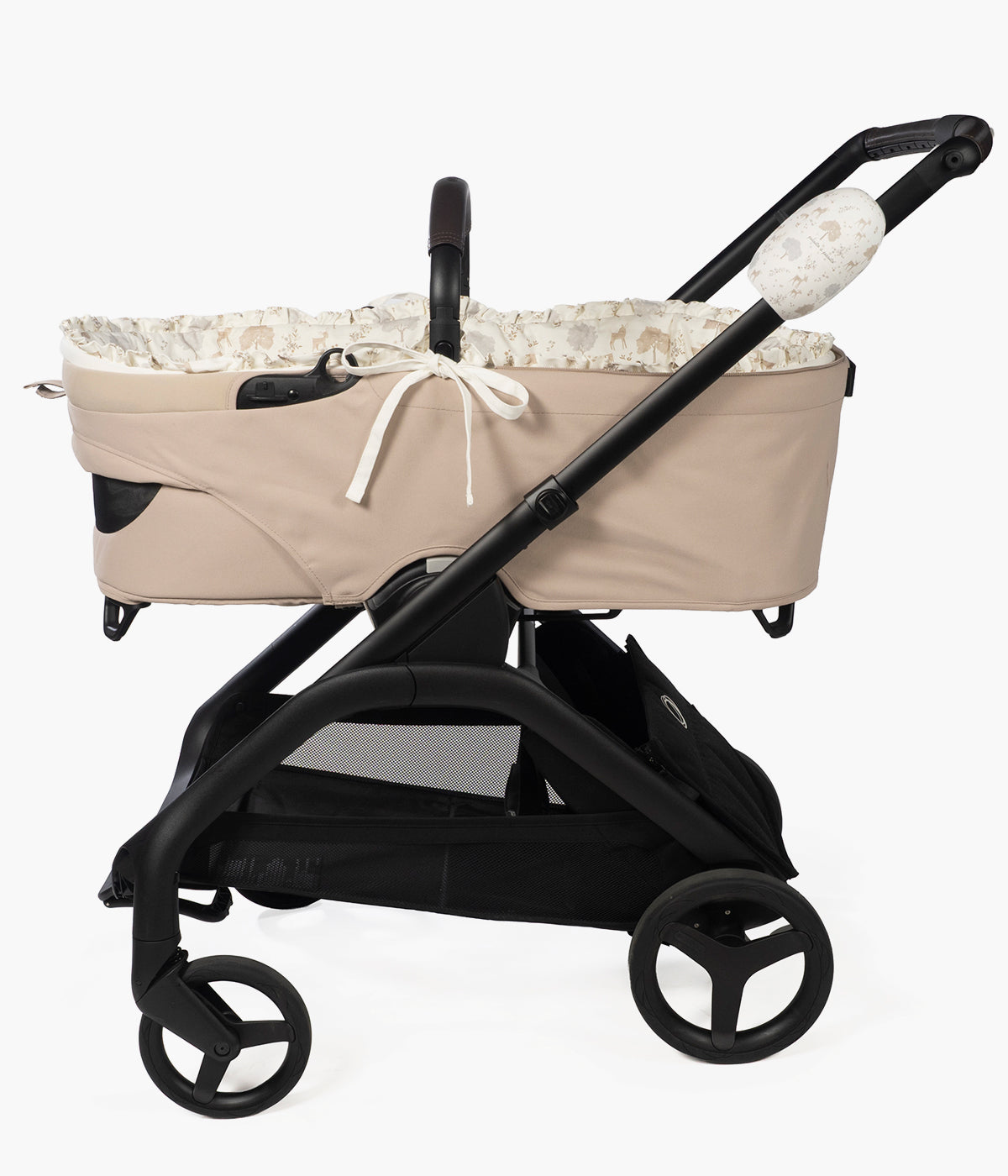 Embalador portátil para carrinho Rocker Nara da Pasito a Pasito. Elegante embalador automático para carrinho que ajuda a acalmar e relaxar o bebé através de um movimento suave e contínuo. Com funcionamento silencioso, 5 velocidades ajustáveis e bateria recarregável, é o aliado perfeito para passeios e momentos de descanso.