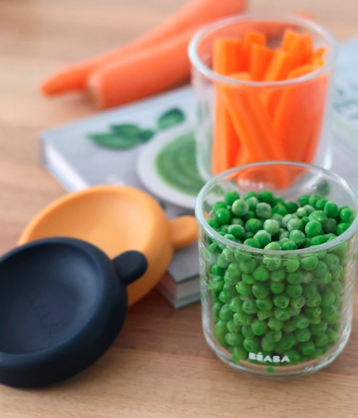 Conjunto de 2 recipientes de vidro Béaba com capacidade de 250ml, ideais para conservar, congelar, aquecer e transportar as refeições do bebé vistos com alimentos no interior.