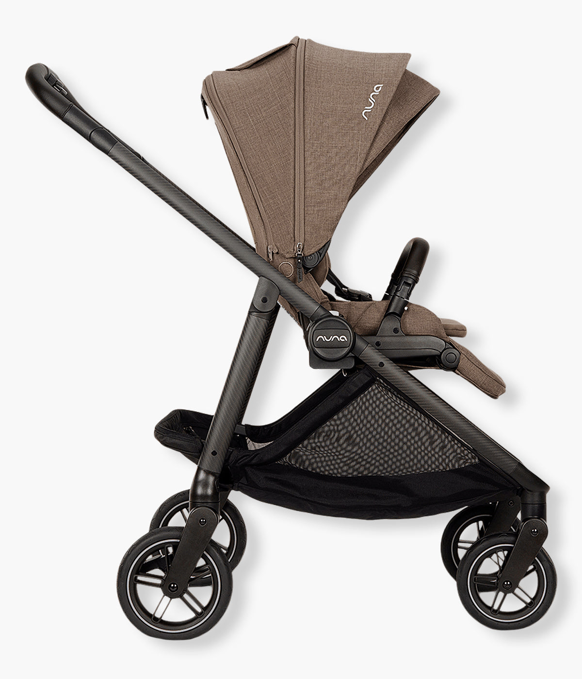 Vista lateral do carrinho de passeio Swiv da marca Nuna na cor Pistachio. Elegante carrinho concebido para proporcionar uma experiência de passeio inovadora, graças às suas exclusivas rodas com rotação 360°, acionadas através de um simples botão na pega.