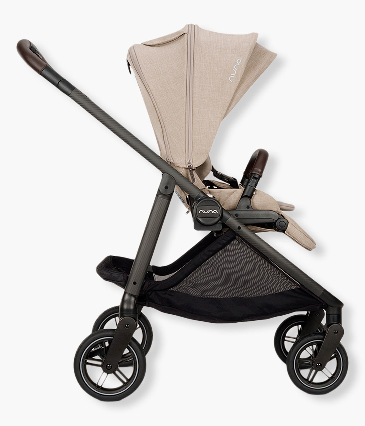 Vista lateral do carrinho de passeio Swiv da marca Nuna na cor Chateau. Elegante carrinho concebido para proporcionar uma experiência de passeio inovadora, graças às suas exclusivas rodas com rotação 360°, acionadas através de um simples botão na pega. A estrutura reforçada com fibra de carbono e alumínio combina leveza e resistência, enquanto a suspensão integrada no assento garante um passeio suave em qualquer superfície. Inclui vários acessórios para acompanhar a família em todas as aventuras.