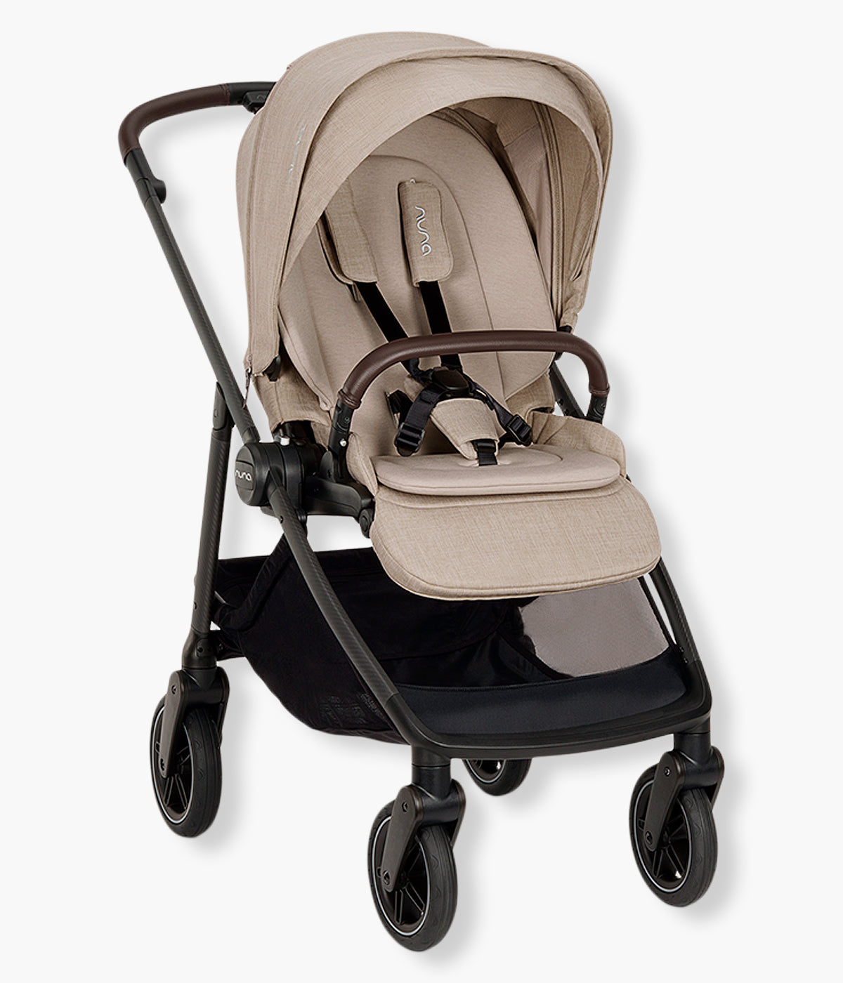 Vista frontal do carrinho de passeio Swiv da marca Nuna na cor Chateau. Elegante carrinho concebido para proporcionar uma experiência de passeio inovadora, graças às suas exclusivas rodas com rotação 360°, acionadas através de um simples botão na pega. A estrutura reforçada com fibra de carbono e alumínio combina leveza e resistência, enquanto a suspensão integrada no assento garante um passeio suave em qualquer superfície. Inclui vários acessórios para acompanhar a família em todas as aventuras.