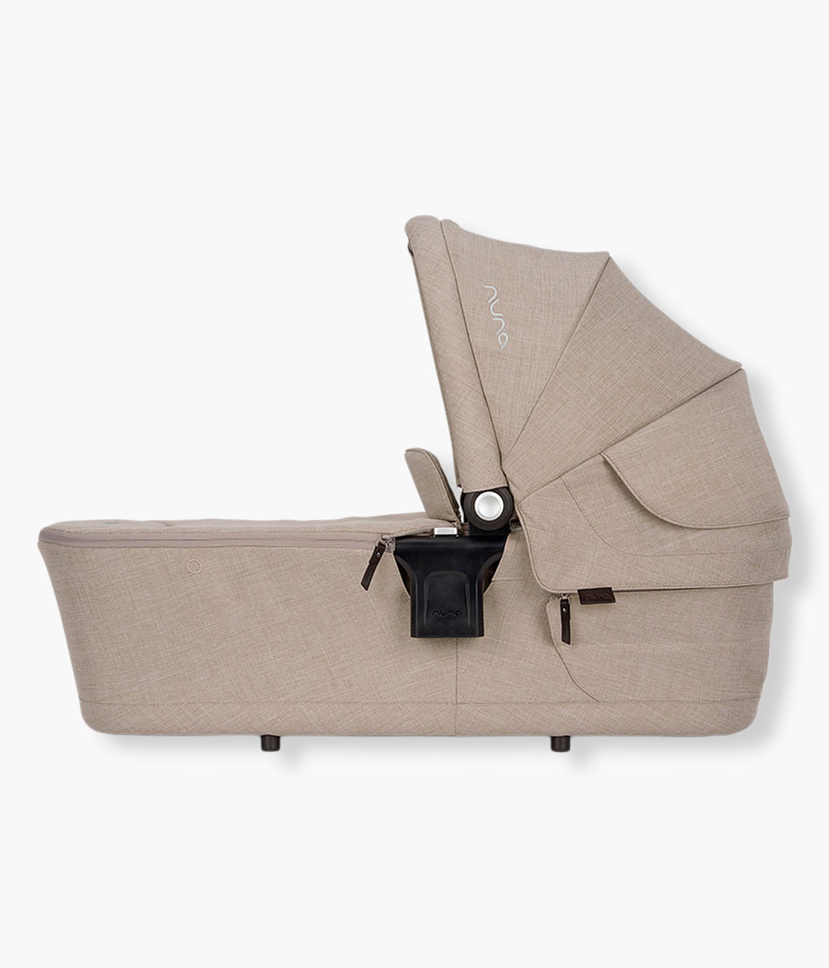 Vista lateral da alcofa Lytl da marca Nuna na cor Chateau. Ultraleve alcofa premium que proporciona um espaço confortável e seguro para o recém-nascido desde o nascimento até aos 9kg.