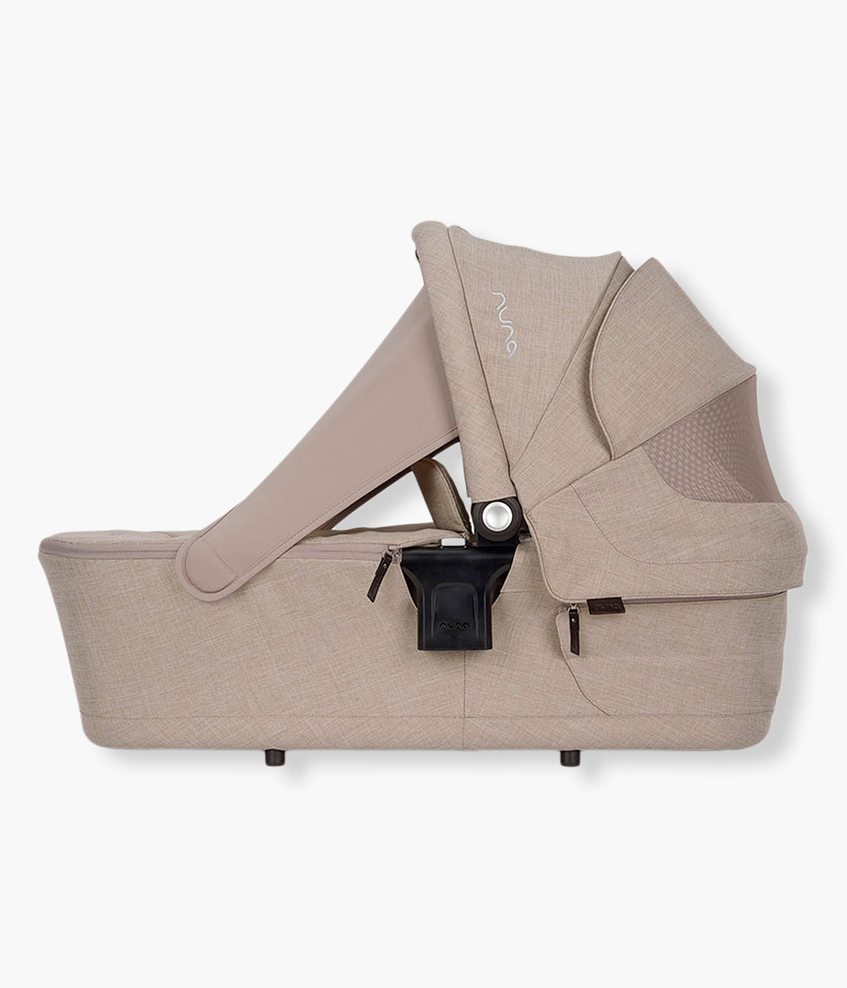 Vista lateral com cortina da alcofa Lytl da marca Nuna na cor Chateau. Ultraleve alcofa premium que proporciona um espaço confortável e seguro para o recém-nascido desde o nascimento até aos 9kg.