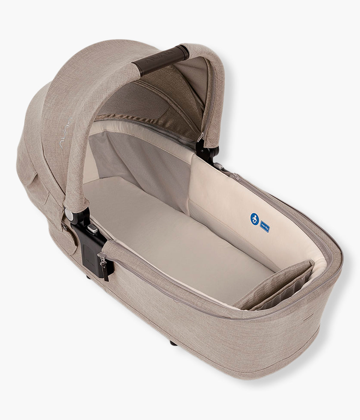 Vista lateral sem cortina da alcofa Lytl da marca Nuna na cor Chateau. Ultraleve alcofa premium que proporciona um espaço confortável e seguro para o recém-nascido desde o nascimento até aos 9kg.