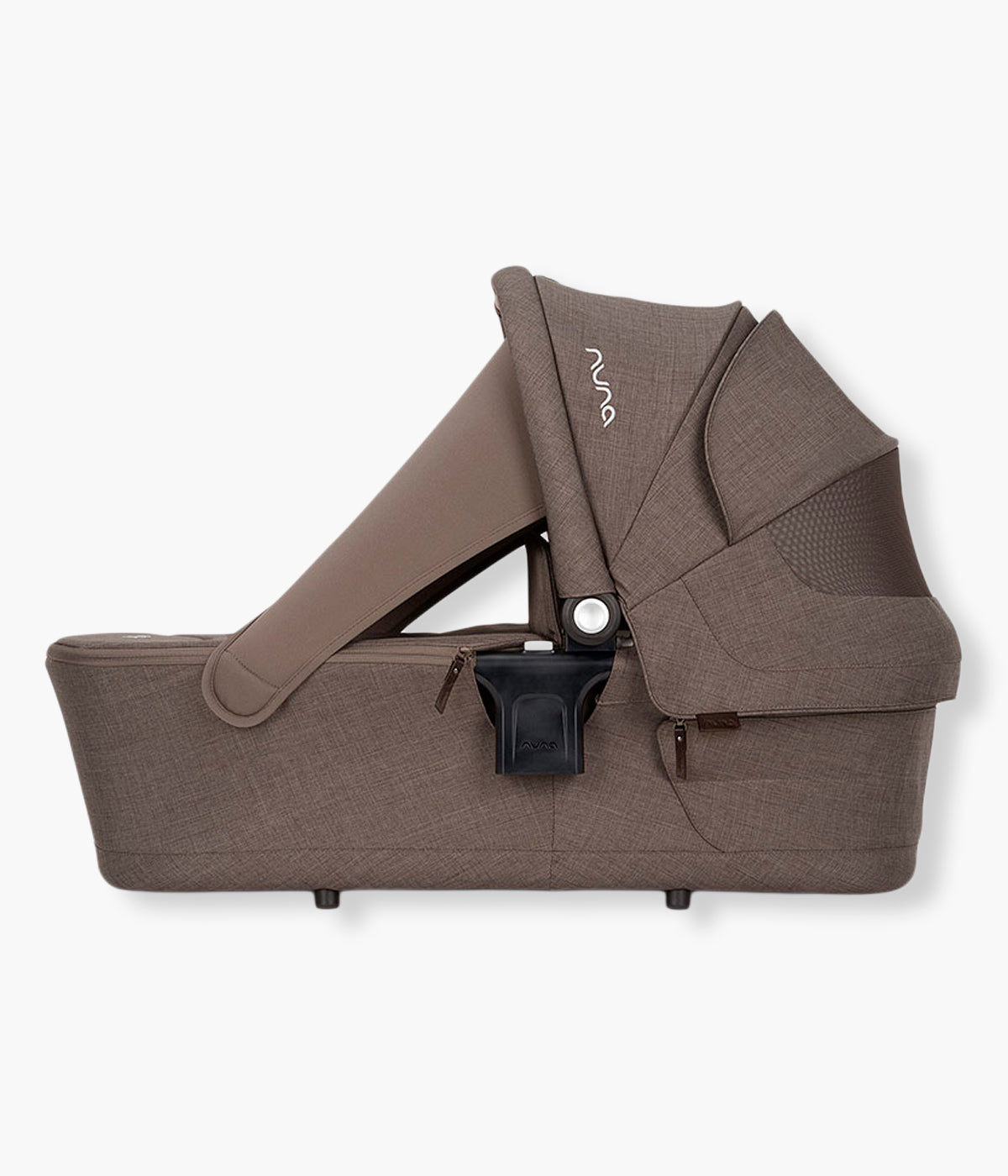 Vista lateral da alcofa Lytl da marca Nuna na cor Chestnut. Ultraleve alcofa premium que proporciona um espaço confortável e seguro para o recém-nascido desde o nascimento até aos 9kg. Compacta, dobrável e compatível com vários carrinhos Nuna, é a solução ideal para criar um pack elegante e prático desde o primeiro dia.