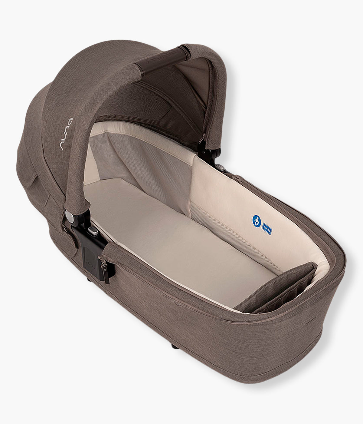 Vista lateral da alcofa Lytl da marca Nuna na cor Chestnut. Ultraleve alcofa premium que proporciona um espaço confortável e seguro para o recém-nascido desde o nascimento até aos 9kg. Compacta, dobrável e compatível com vários carrinhos Nuna, é a solução ideal para criar um pack elegante e prático desde o primeiro dia.
