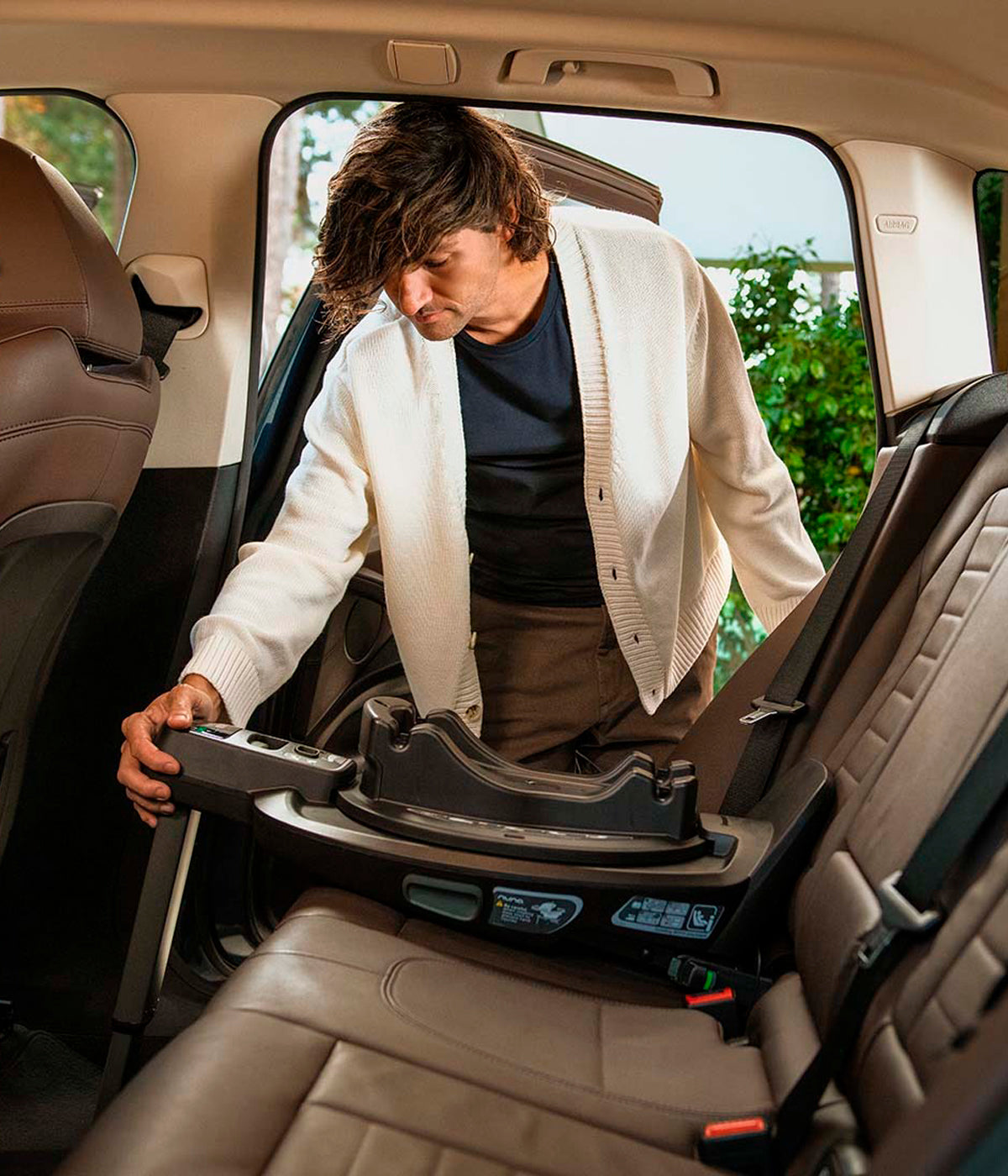 Vista no automovel da base Isofix Curv 360º da marca Nuna.