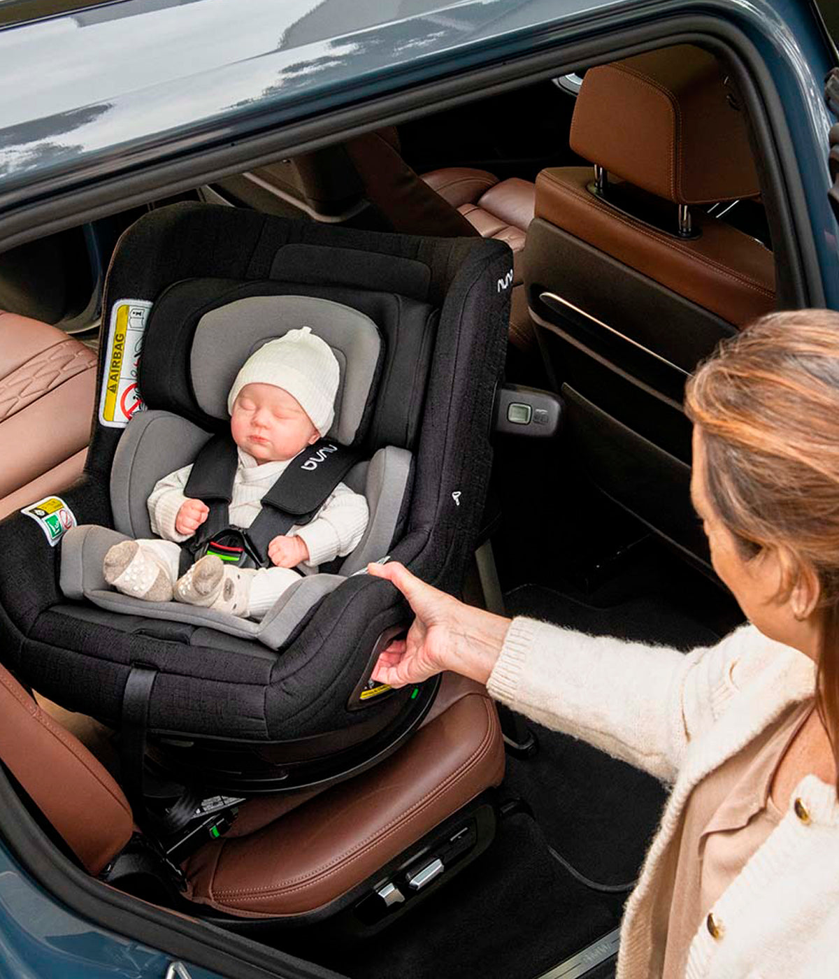 Vista aplicada no automovel da base Isofix Curv 360º da marca Nuna. Prática base rotativa concebida para tornar mais simples e ergonómica a colocação do bebé no automóvel. A tecnologia ProxiPivot™ roda e desliza a cadeira auto em direção aos pais num único movimento, enquanto o sistema modular Nuna Next permite utilizar diferentes cadeiras compatíveis ao longo dos primeiros quatro anos.