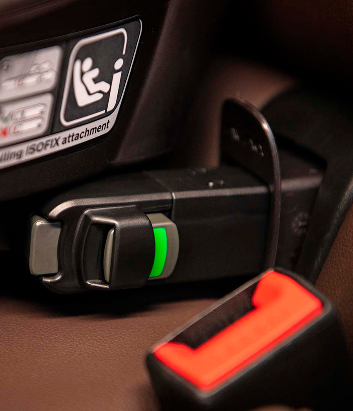 Vista detalhada da base Isofix Curv 360º da marca Nuna.