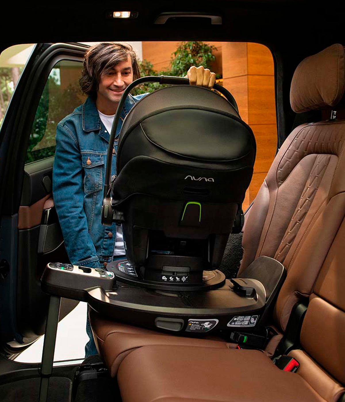 Vista no automovel da base Isofix Curv 360º da marca Nuna.