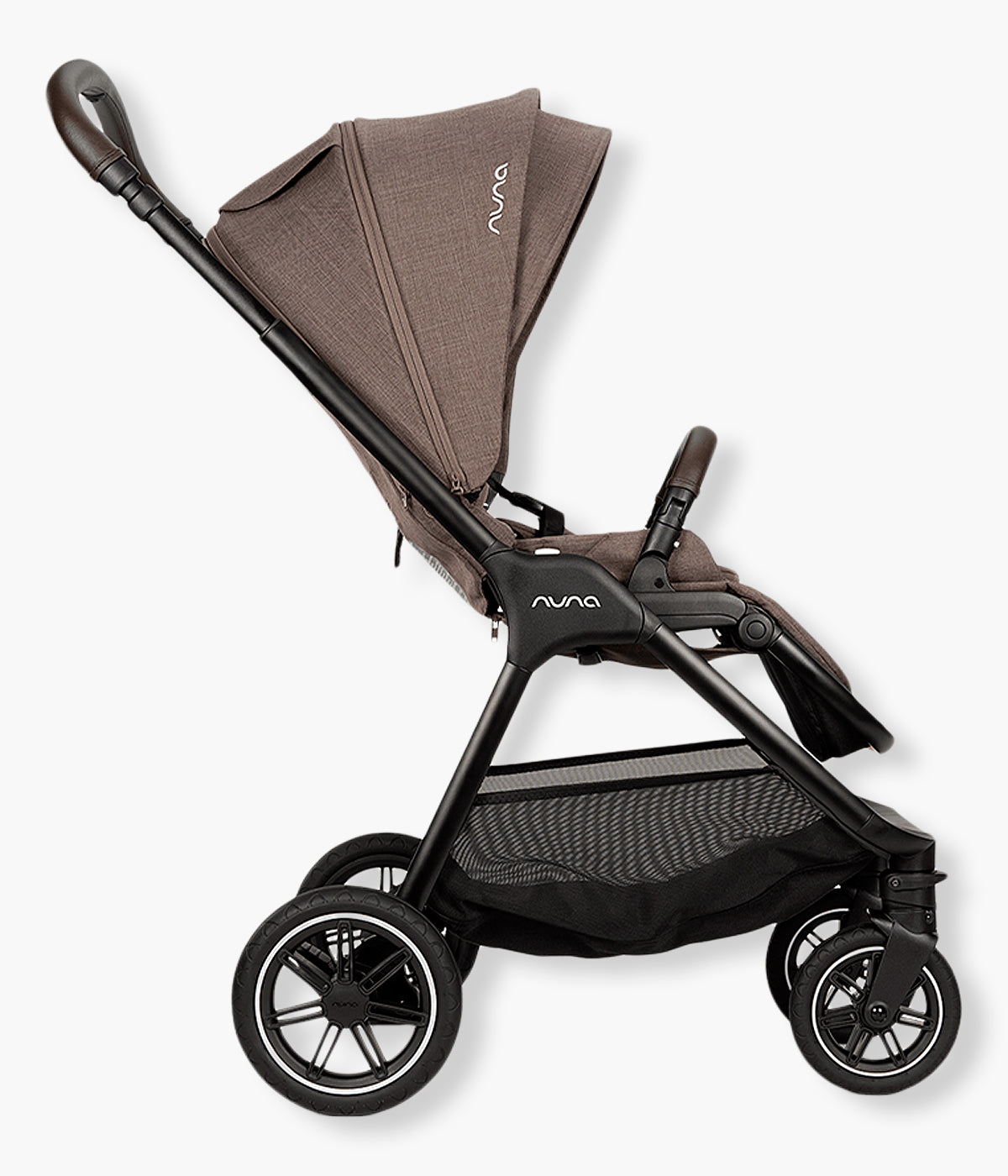 Vista lateral do carrinho de passeio Triv Next da marca Nuna na cor Chestnut. O Nuna Triv Next Chestnut é um carrinho de bebé compacto e premium, ideal para a vida urbana. Leve, reversível, preparado para todas as estações e compatível com alcofa e cadeira auto, acompanha o bebé desde o nascimento até aos 22 kg com máximo conforto e praticidade.