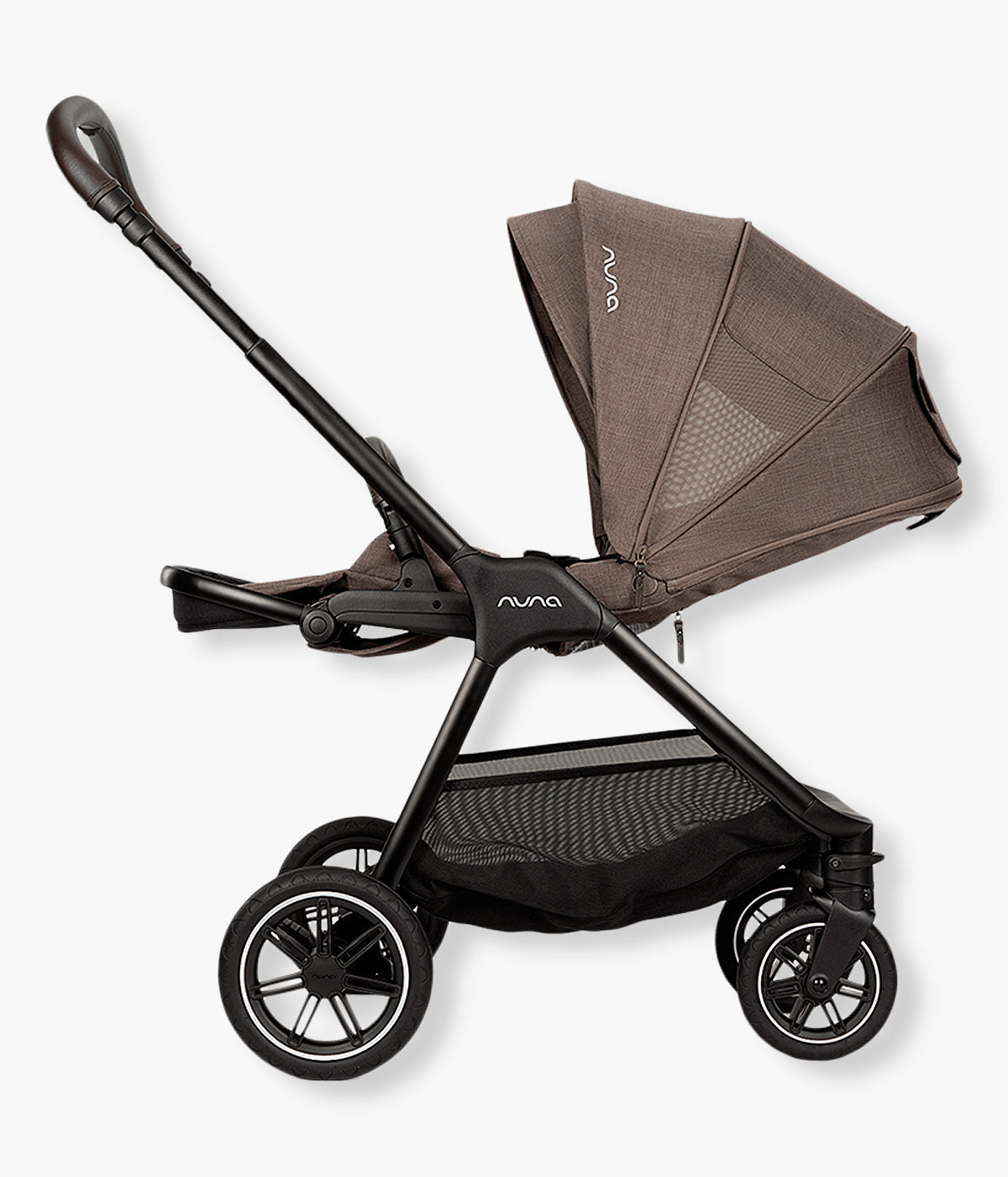 Vista lateral do carrinho de passeio Triv Next da marca Nuna na cor Chestnut. O Nuna Triv Next Chestnut é um carrinho de bebé compacto e premium, ideal para a vida urbana. Leve, reversível, preparado para todas as estações e compatível com alcofa e cadeira auto, acompanha o bebé desde o nascimento até aos 22 kg com máximo conforto e praticidade.
