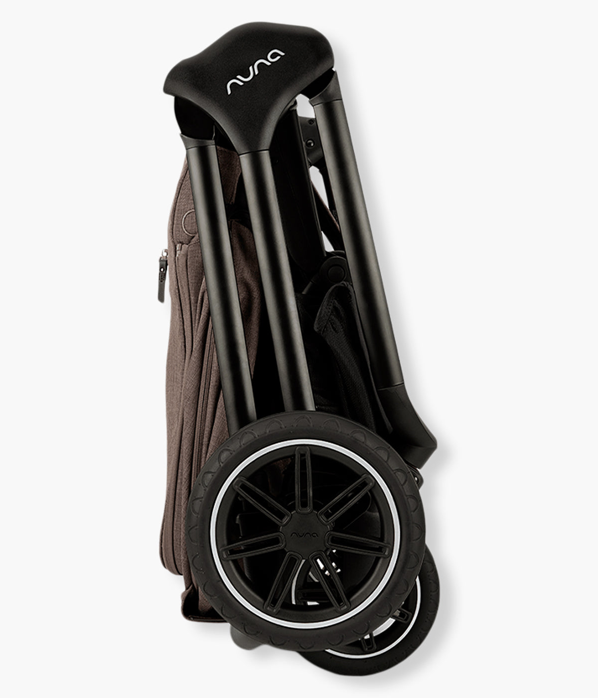 Vista fechado e compato do carrinho de passeio Triv Next da marca Nuna na cor Chestnut. O Nuna Triv Next Chestnut é um carrinho de bebé compacto e premium, ideal para a vida urbana.