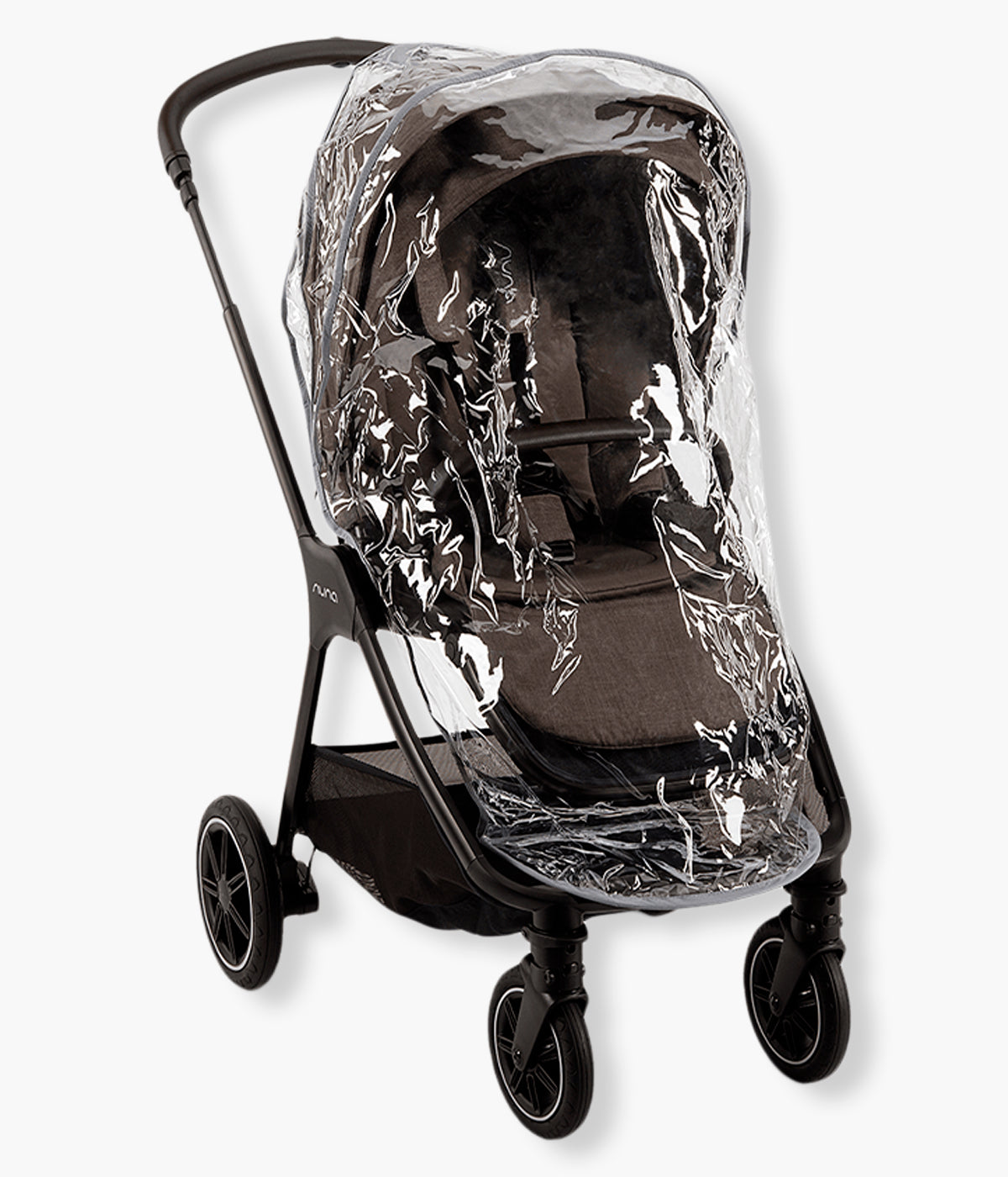 Vista com capa de chuva do carrinho de passeio Triv Next da marca Nuna na cor Chestnut. O Nuna Triv Next Chestnut é um carrinho de bebé compacto e premium, ideal para a vida urbana.