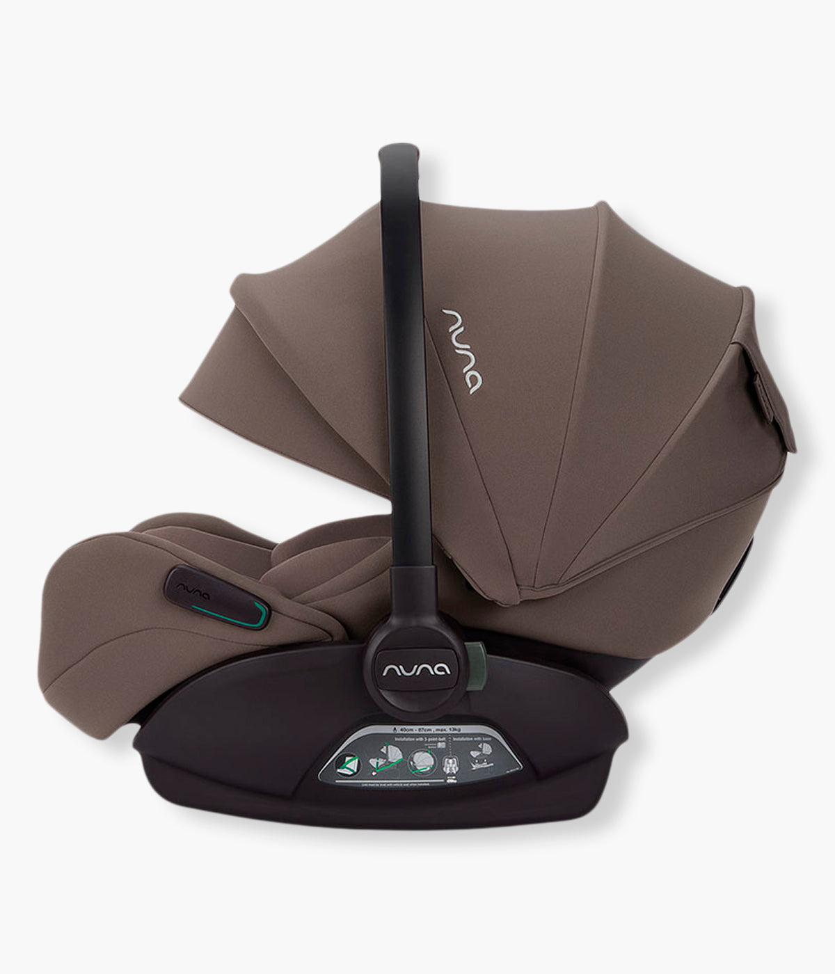 Vista lateral da babycoque para bebé Arra flex da marca Nuna na cor Chestnut. Premium babycoque i-Size leve e reclinável, adequada desde o nascimento até aos 87cm. As três posições de reclinação, incluindo uma posição ergonómica de 157°, proporcionam maior conforto no automóvel, no avião e no carrinho de bebé.