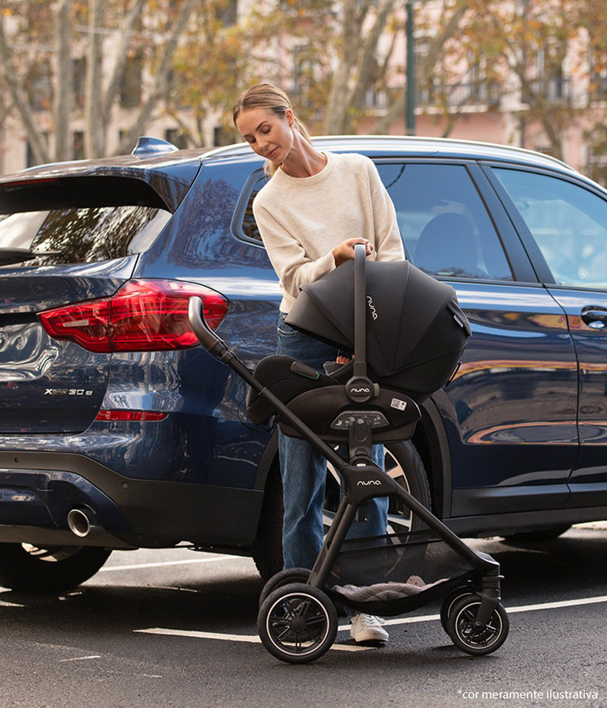 Vista da babycoque para bebé Arra flex da marca Nuna a ser instalada no carrinho.