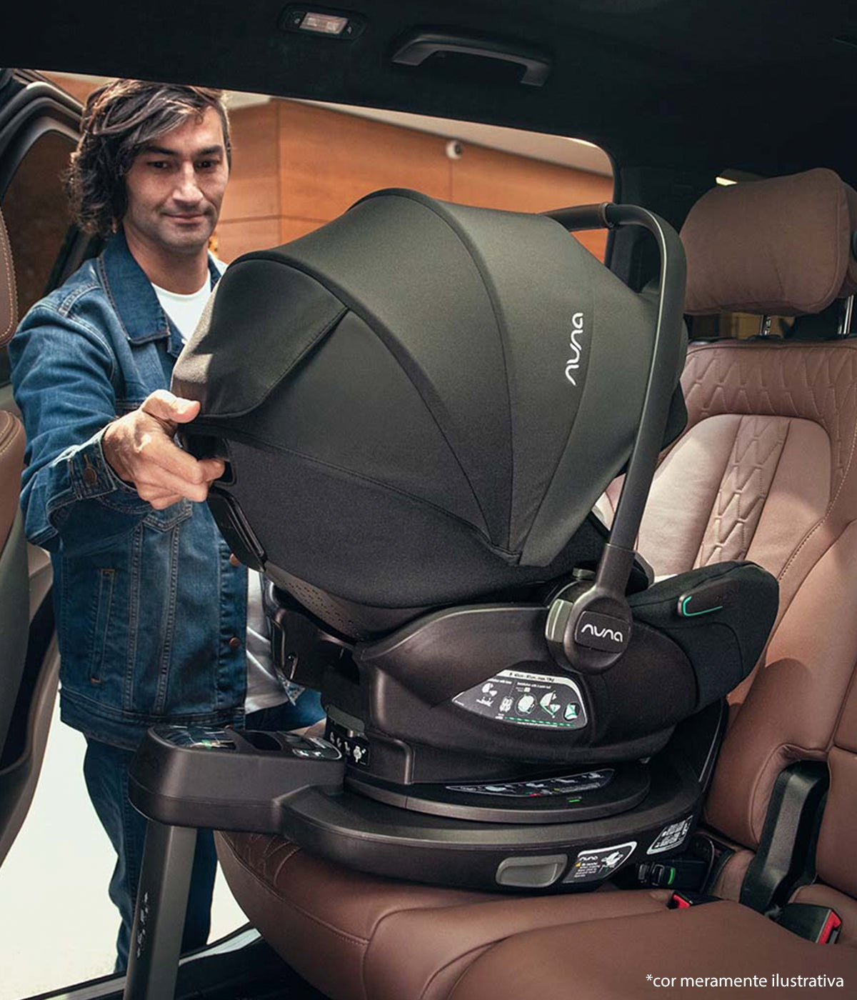 Vista da babycoque para bebé Arra flex da marca Nuna na cor Chateau aplicada no carinho com base.