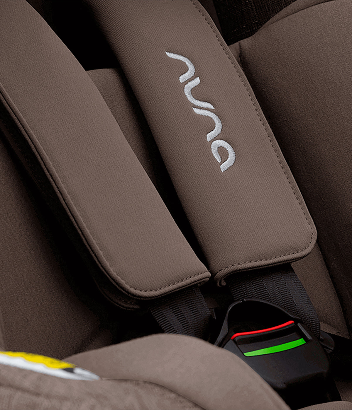 Detlahe dos cintos da cadeira auto para bebé Todl Next da marca Nuna na cor Chestnut .