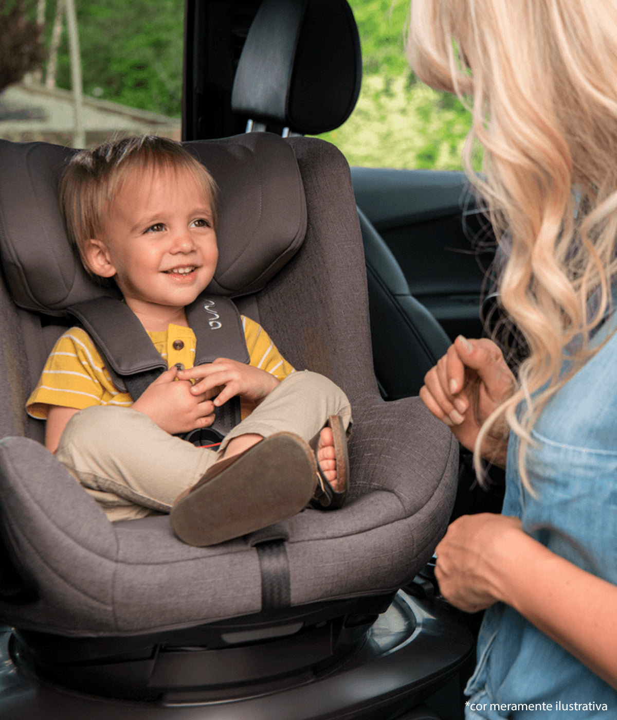 Vista instalada no automovel da cadeira auto para bebé Todl Next da marca Nuna na cor Pistachio.