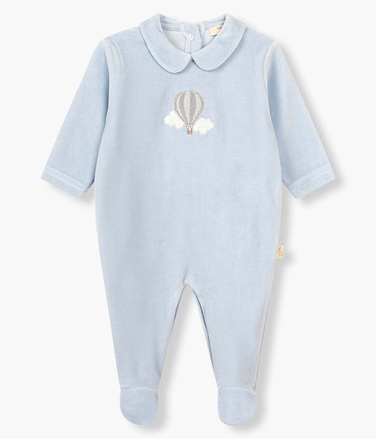 Vista frontal do babygrow em veludo azul pastel da Baby Gi para bebé e recém-nascido(a). Gola redonda cortada. Balão de ar quente bordado&nbsp;no peito. Abertura com molas de pressão nas costas e entrepernas.