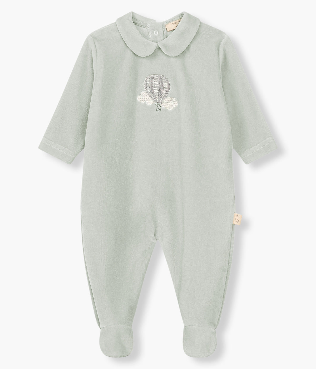 Vista frontal do babygrow em veludo verde da Baby Gi para bebé e recém-nascido(a). Gola redonda cortada. Balão de ar quente bordado no peito. Abertura com molas de pressão nas costas e entrepernas.
