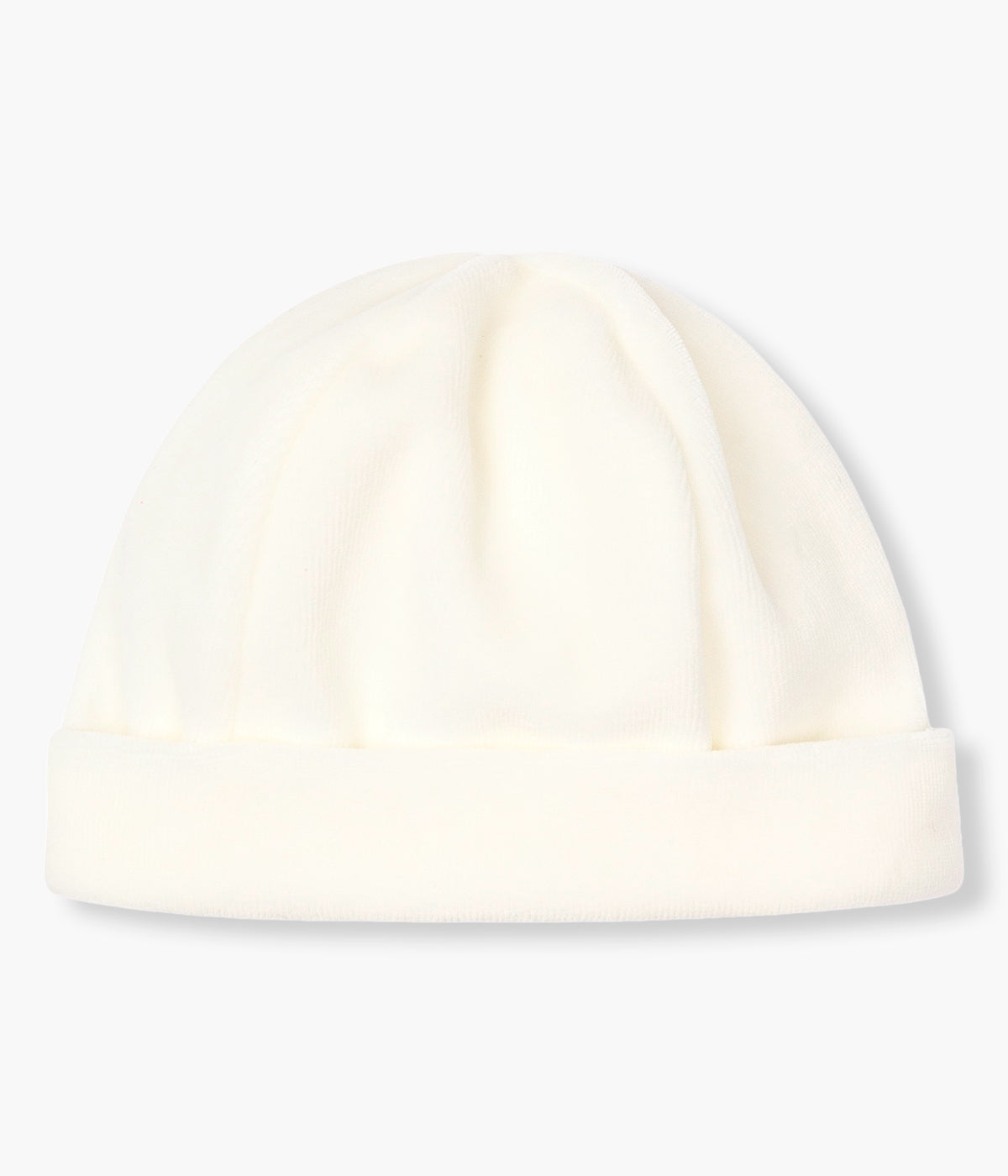 Vista traseira do gorro em veludo pérola da Baby Gi para bebé menina e recém-nascida. Forro em algodão sem costuras. Dobra com pequena borboleta branca na dobra.