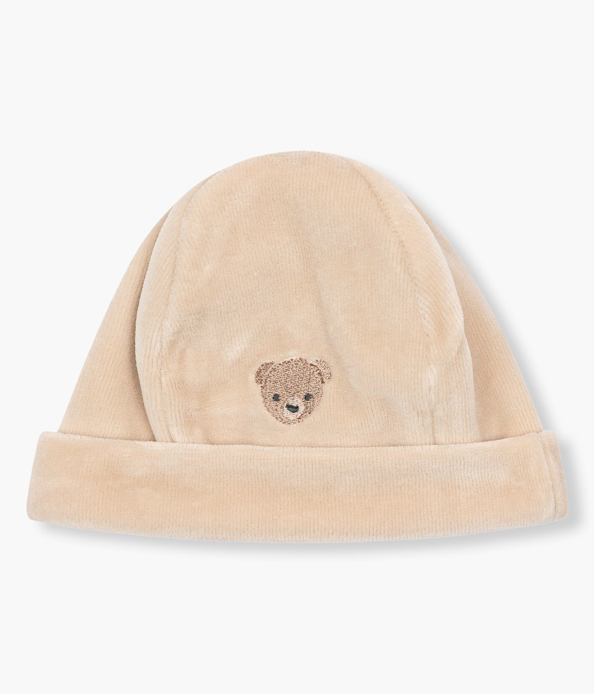 Vista frontal do gorro em veludo bege da Baby Gi para bebé e recém-nascido(a). Forro em algodão sem costuras. Fofo focinho de urso bordado na frente.