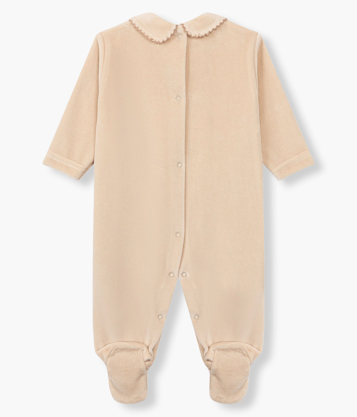 Vistya costas do babygrow em veludo bege da Baby Gi para bebé e recém-nascido(a). Gola redonda cortada com picueta castanha. Urso com coroa de ramos bordado no peito. Abertura com molas de pressão nas costas e entrepernas.
