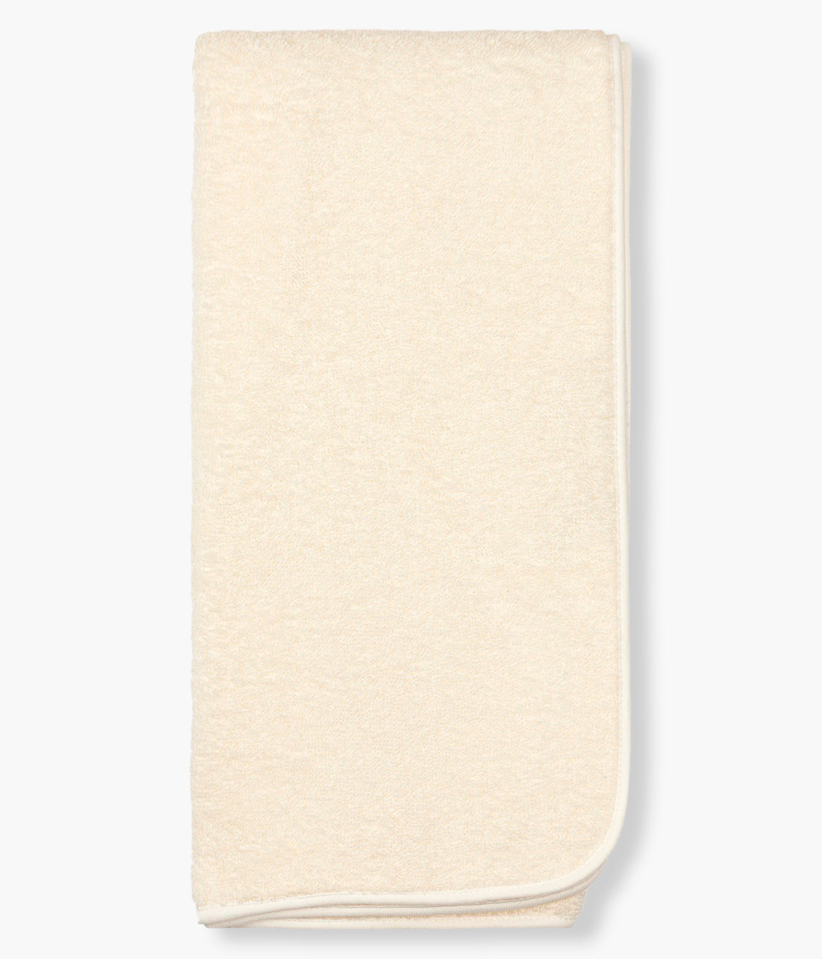 Vista traseira da toalha de banho da Baby Gi para bebé e recém-nascido(a), 100% algodão. Suave e absorvente toalha em turco pérola com carapuço pérola no canto com bordado fofo focinho de urso c/ coroa de ramos e picueta castanha.