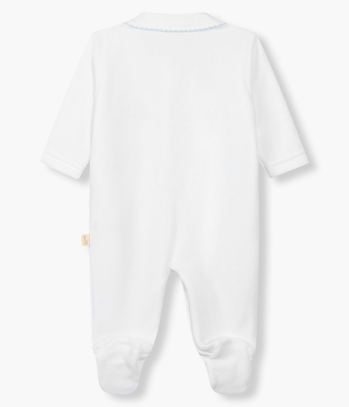 Vista de costas do babygrow em veludo branco da Baby Gi para bebé menino e recém-nascido. Gola folho e abertura com picueta em azul na abertura. Cavalo bordado no peito. Abertura com molas de pressão na frente e entrepernas.