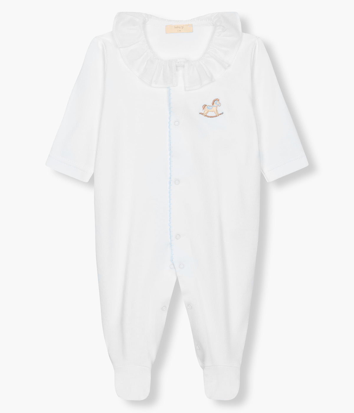 Vista frontal do babygrow em veludo branco da Baby Gi para bebé menina e recém-nascida. Gola folho e abertura com picueta em rosa na abertura. Cavalo bordado no peito. Abertura com molas de pressão na frente e entrepernas.