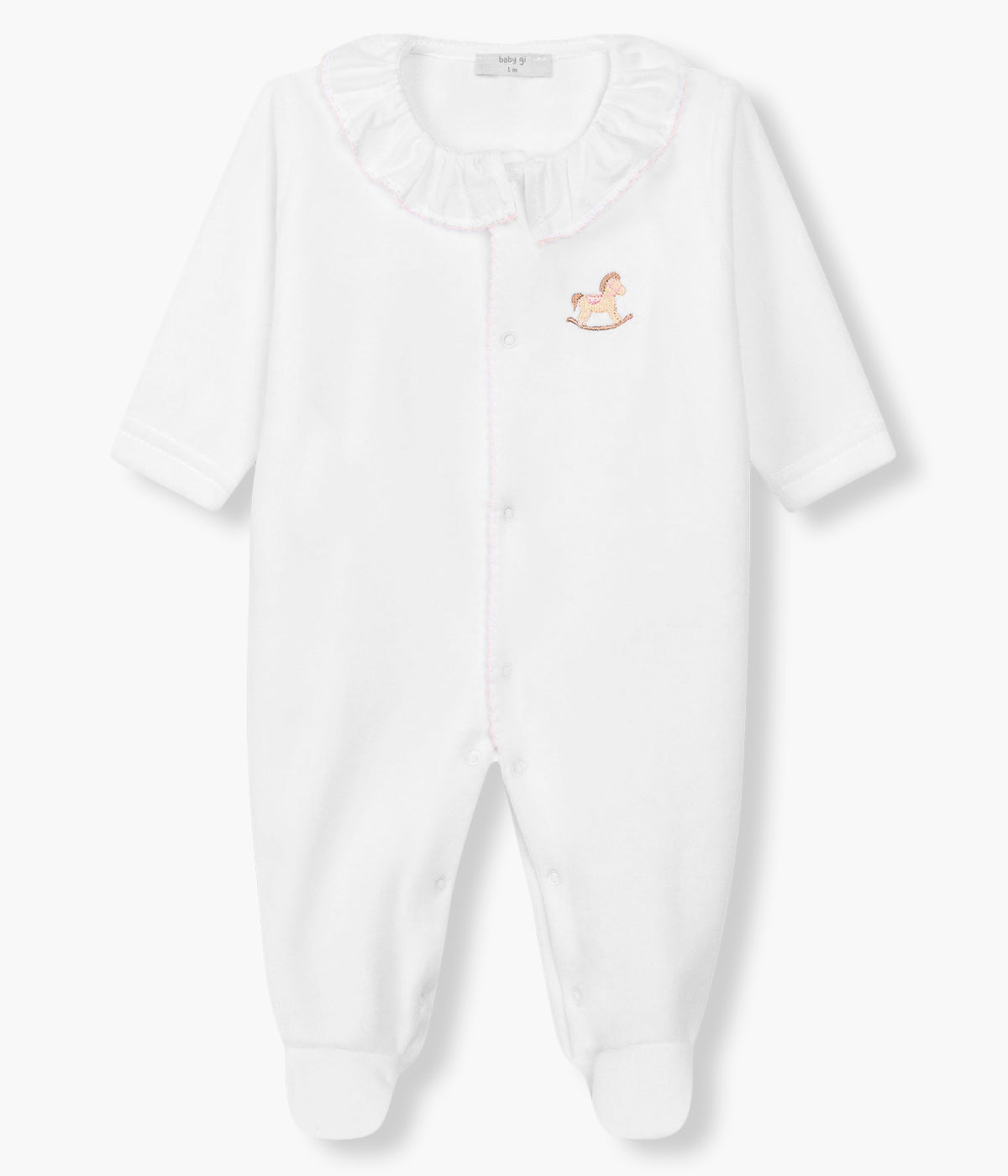 Vista frontal do babygrow em veludo branco da Baby Gi para bebé menina e recém-nascida. Gola folho e abertura com picueta em rosa na abertura. Cavalo bordado no peito. Abertura com molas de pressão na frente e entrepernas.