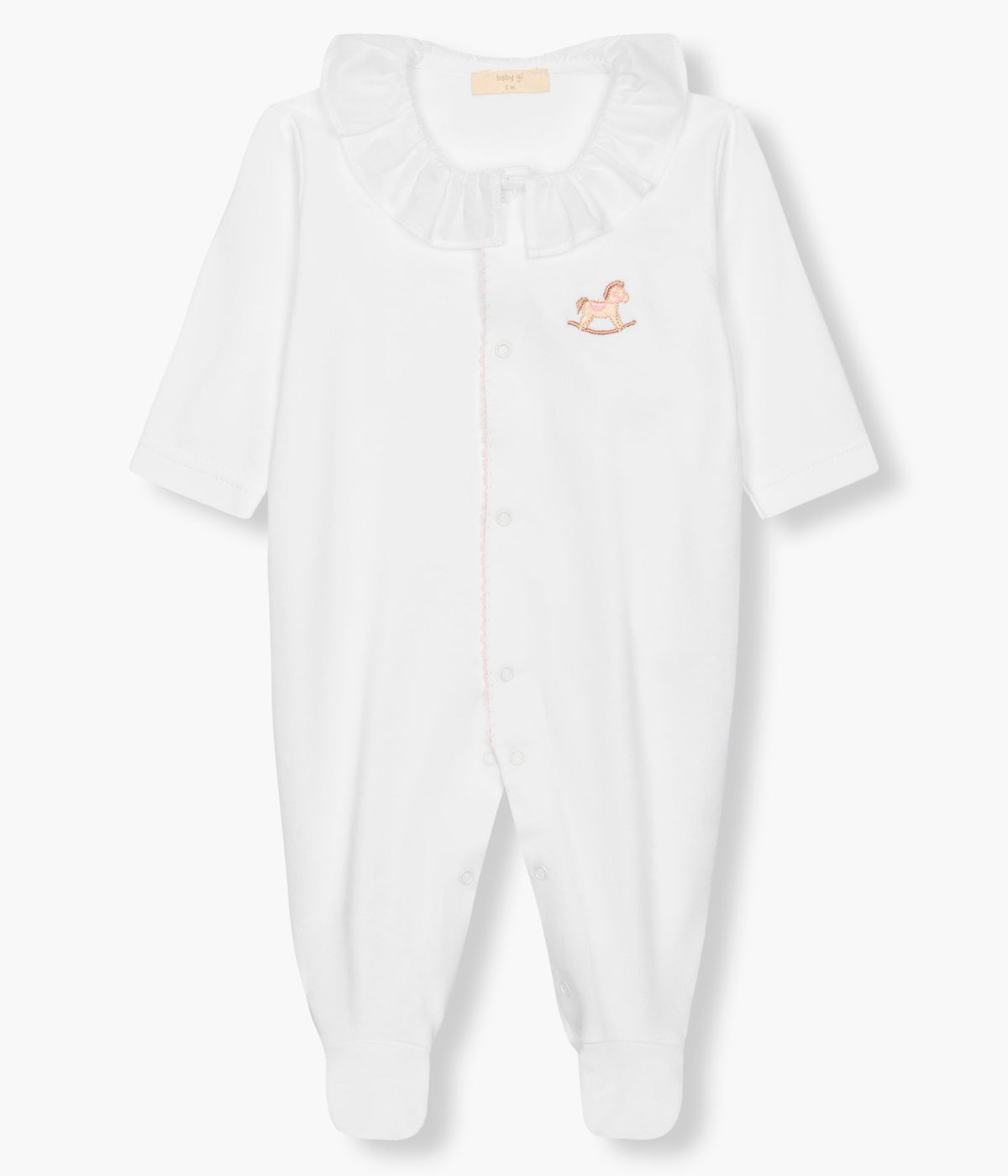 Vista frontal do babygrow em veludo branco da Baby Gi para bebé menina e recém-nascida. Gola folho e abertura com picueta em rosa na abertura. Cavalo bordado no peito. Abertura com molas de pressão na frente e entrepernas.