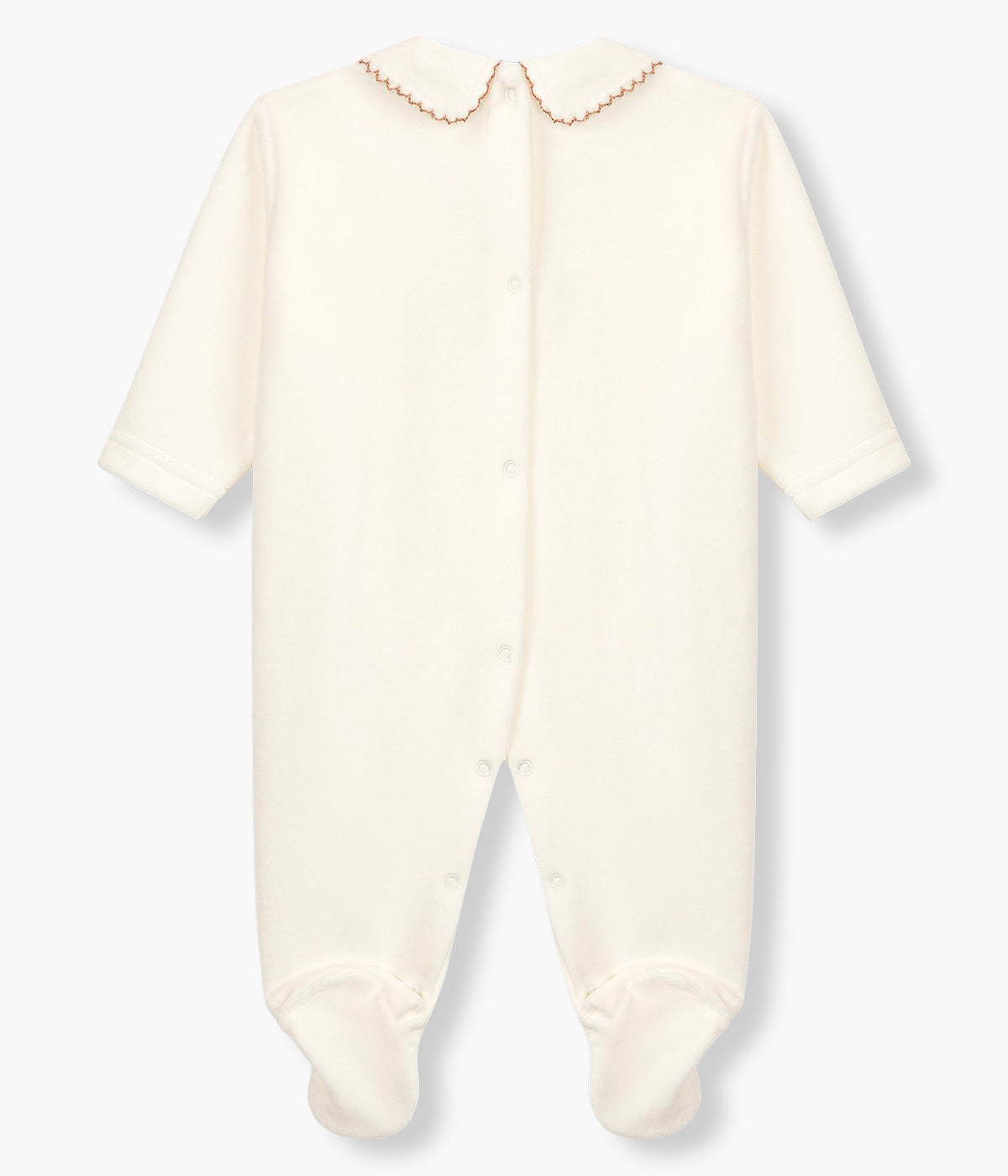 Vista costas do babygrow em veludo pérola da Baby Gi para bebé e recém-nascido(a). Gola redonda cortada com picueta castanha. Fofo focinho de urso com coroa de ramos bordado no peito. Abertura com molas de pressão nas costas e entrepernas.