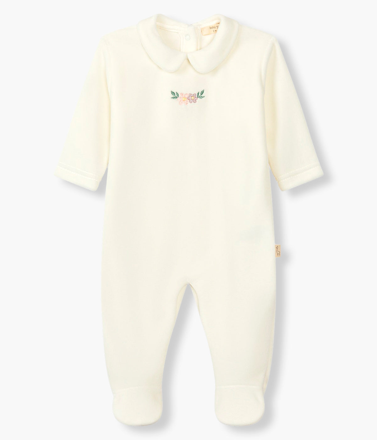Vista frontal do babygrow em veludo pérola da Baby Gi para bebé menina e recém-nascida. Gola redonda cortada. Bordado de flores na frente. Abertura nas costas e entrepernas.
