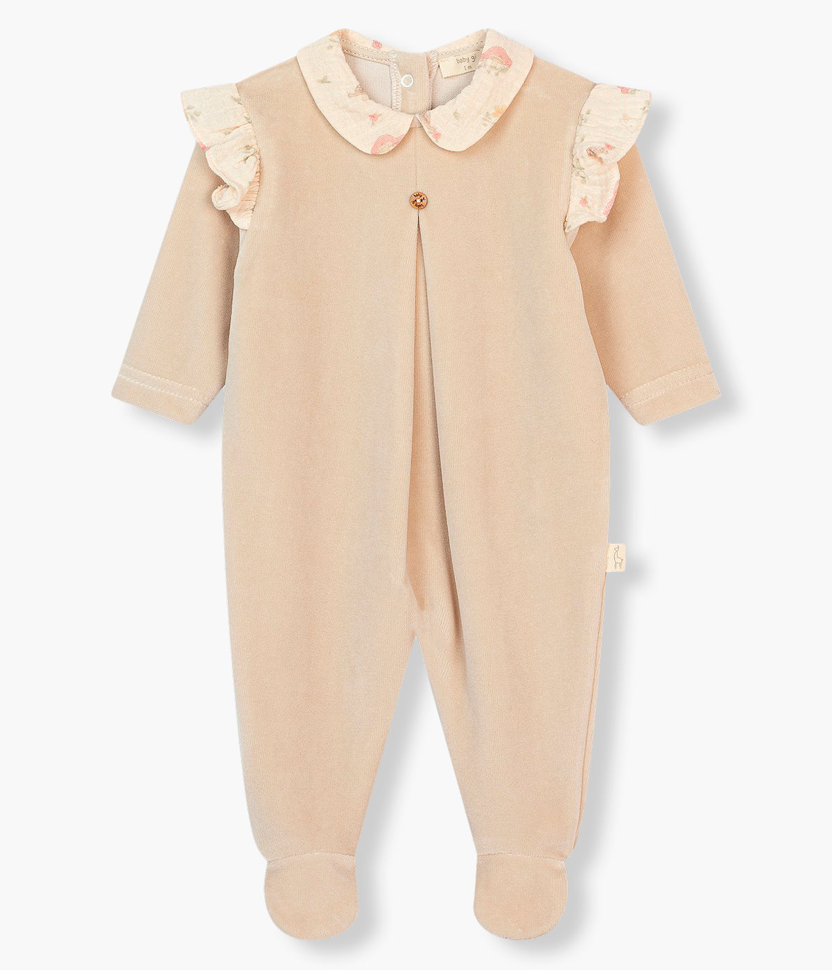 Vista frontal do babygrow em veludo bege da Baby Gi para bebé e recém-nascido(a). Gola redonda cortada e folho nos ombros em musselina pérola com padrão bosque. Abertura nas costas e entrepernas.