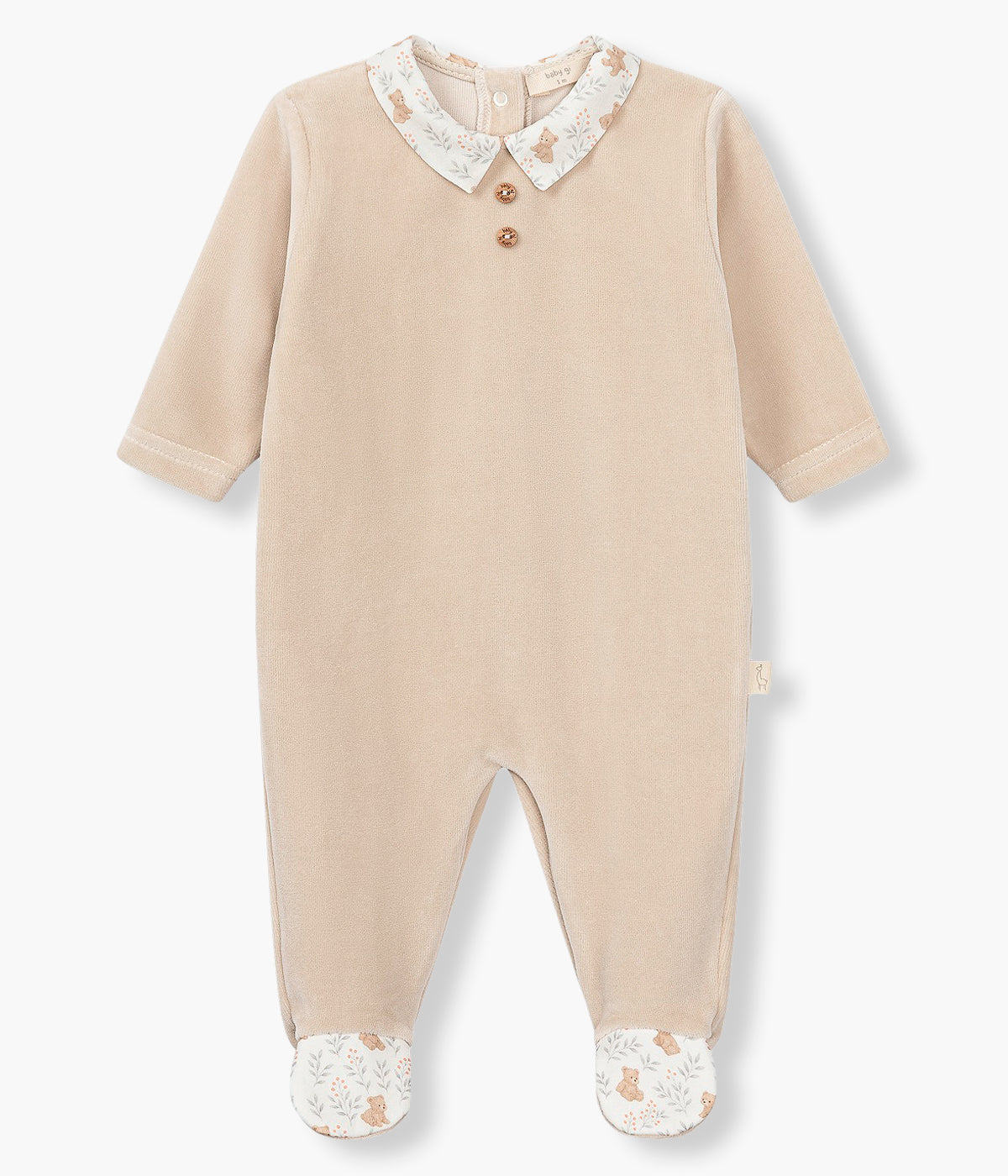 Vista frontal do babygrow em veludo bege da Baby Gi para bebé e recém-nascido(a). Gola bico e pés em pérola com padrão ursos. Botões decorativos na frente. Abertura nas costas e entrepernas.