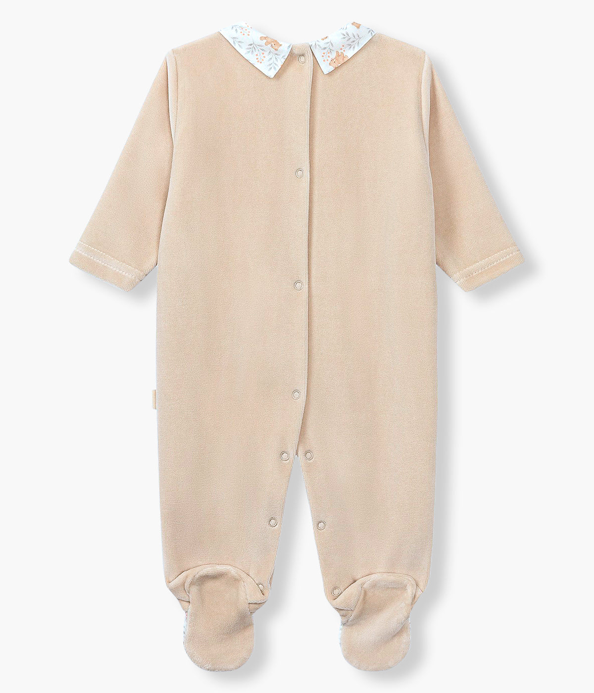 Vista costas do babygrow em veludo bege da Baby Gi para bebé e recém-nascido(a). Gola bico e pés em pérola com padrão ursos. Botões decorativos na frente. Abertura nas costas e entrepernas.