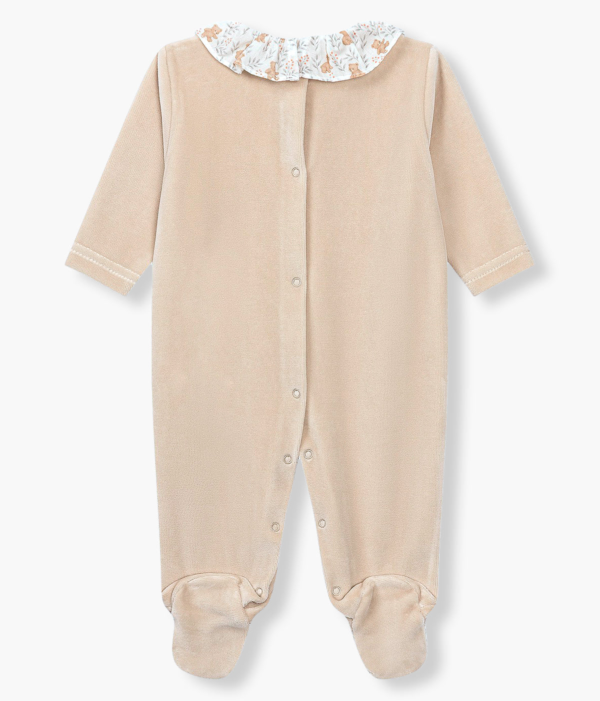 Vista traseira do babygrow em veludo bege da Baby Gi para bebé e recém-nascido(a). Gola folho e pés com padrão ursos. Botões decorativos na frente. Abertura nas costas e entrepernas.