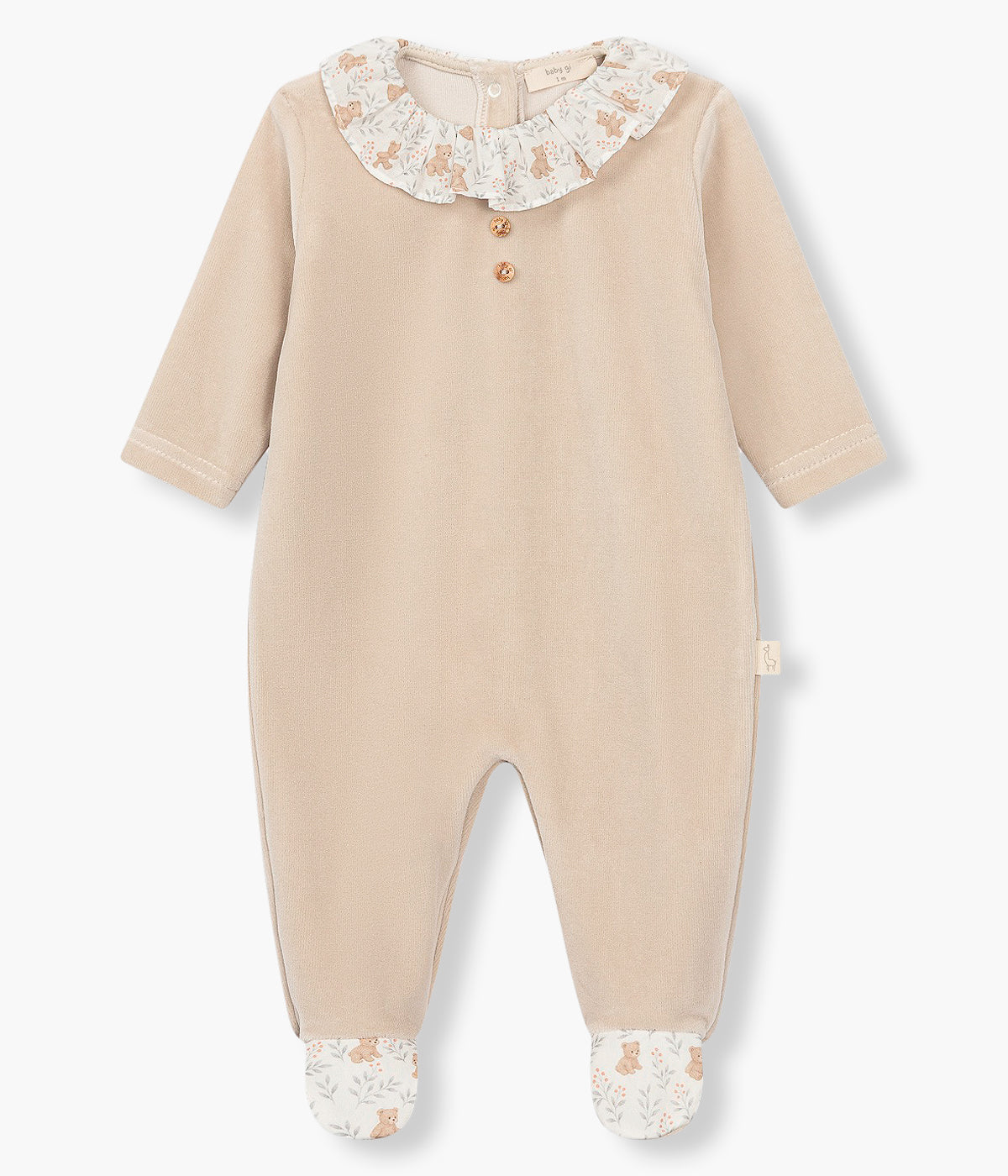 Vista frontal do babygrow em veludo bege da Baby Gi para bebé e recém-nascido(a). Gola folho e pés com padrão ursos. Botões decorativos na frente. Abertura nas costas e entrepernas.