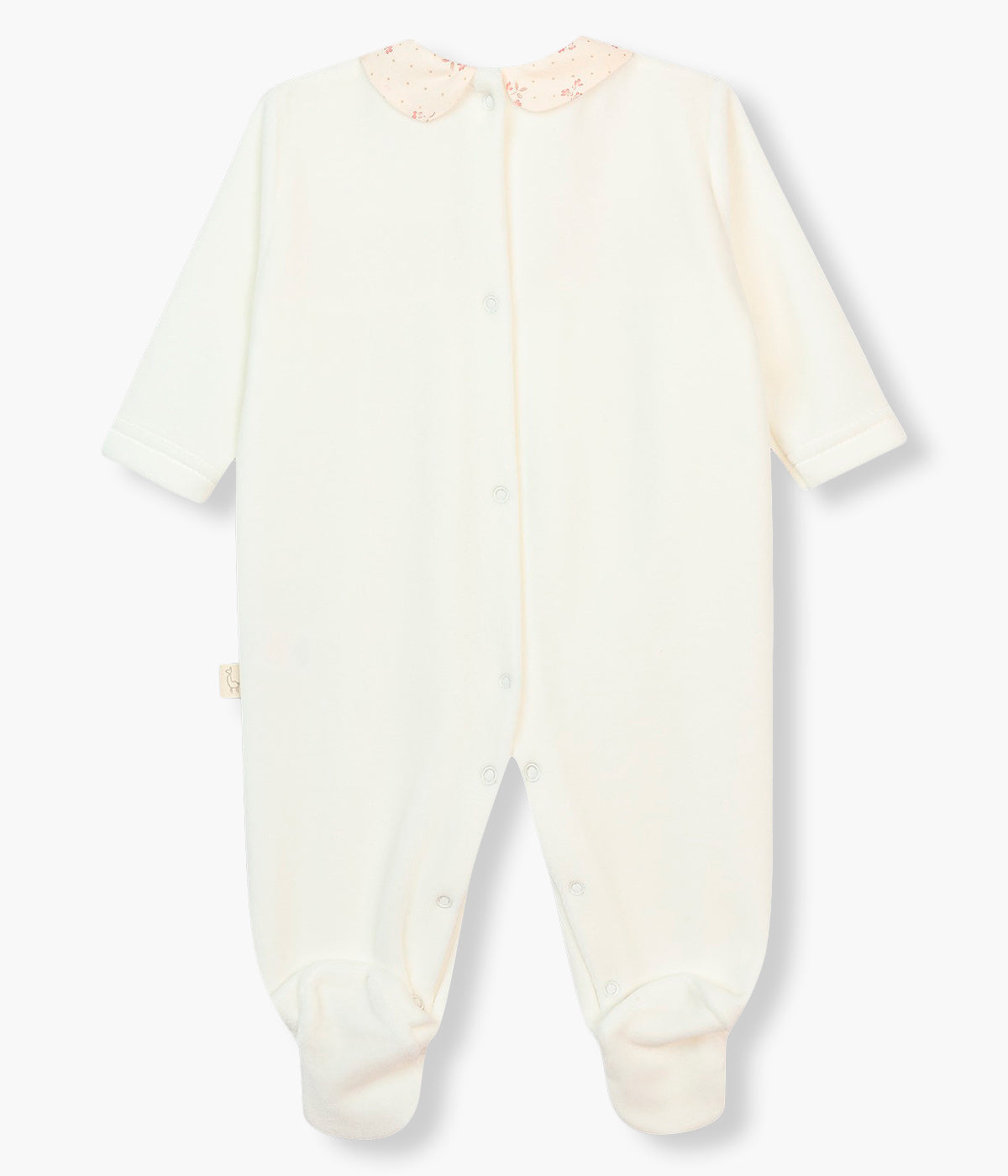 Vista traseira do babygrow em veludo pérola da Baby Gi para bebé menina e recém-nascida. Gola redonda cortada e detalhe no peito rosa com pequenas flores. Abertura nas costas e entrepernas.
