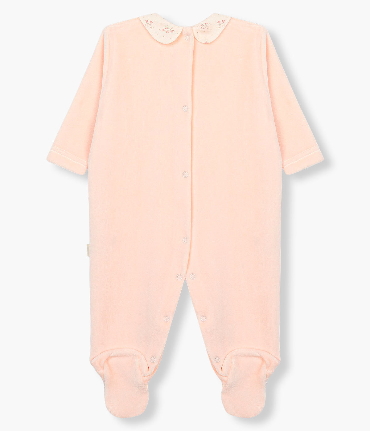 Vista traseira do babygrow em veludo rosa da Baby Gi para bebé menina e recém-nascida. Gola redonda cortada e pés com padrão pequenas flores. Laço bordado no peito. Abertura nas costas e entrepernas.