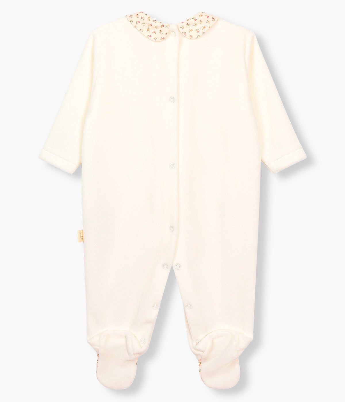 Vista costas do babygrow em veludo pérola da Baby Gi para bebé menina e recém-nascida. Gola redonda cortada, laço e pés com padrão floral. Abertura nas costas e entrepernas.