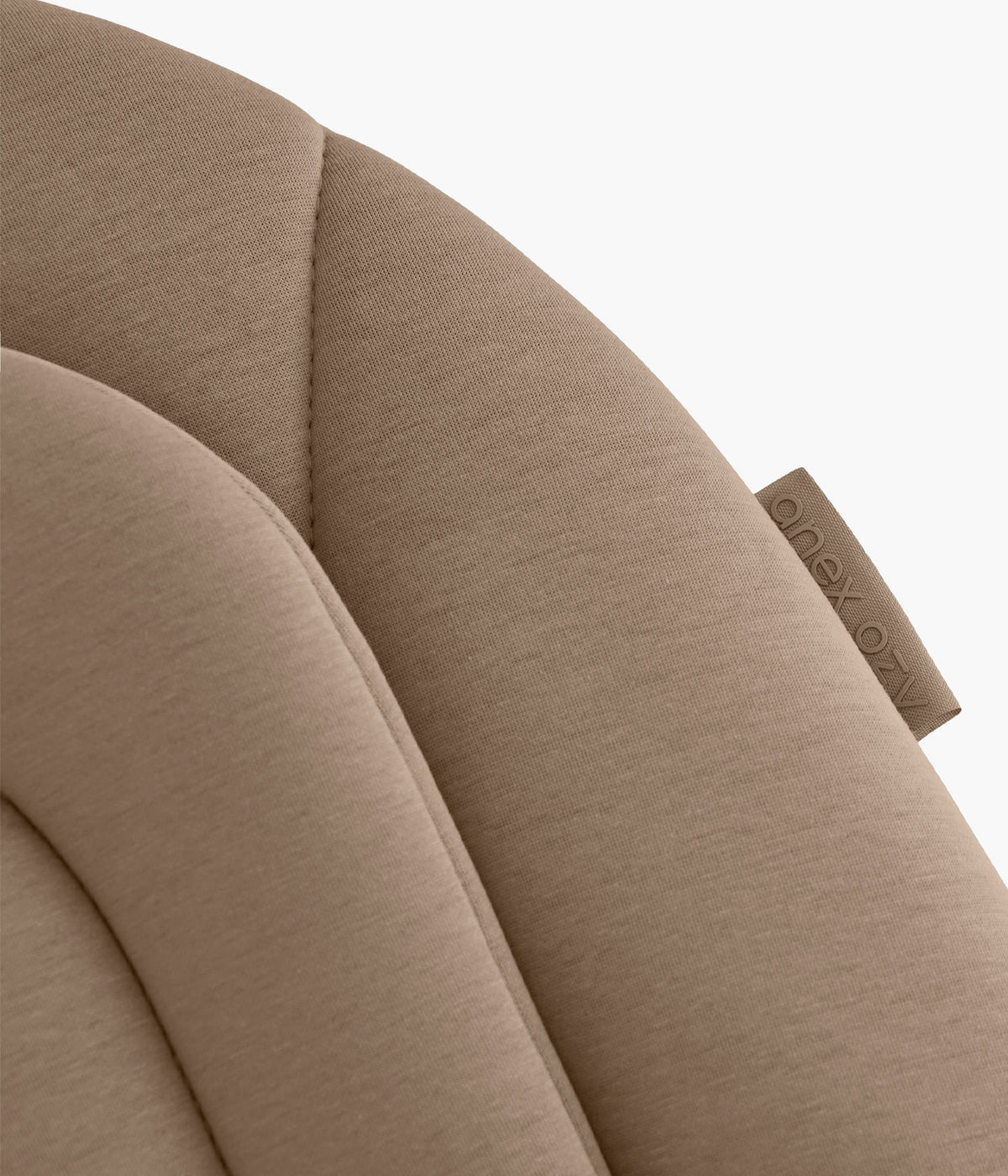 Vista detalhada da cadeira evolutiva para bebé 3 em 1 Ozy da marca Anex na cor Fluff.