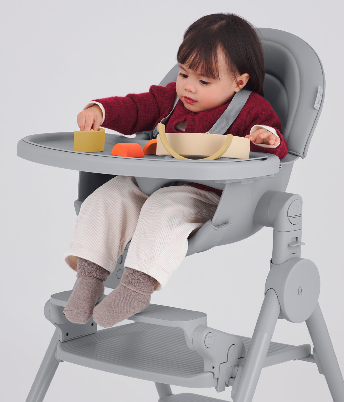 Vista lateral o apoio de pés Anex Ozy Footrest para cadeira evolutiva Ozy na cor Shade.&nbsp;Prático apoio de pés concebido para proporcionar um suporte estável e confortável aos pés da criança durante a utilização da cadeira evolutiva Anex Ozy. Ajustável para acompanhar o crescimento, é simples de colocar e retirar e apresenta um design coordenado com a cadeira evolutiva Ozy 3 em 1. Venda somente do apoio de pés, cadeira não incluída.