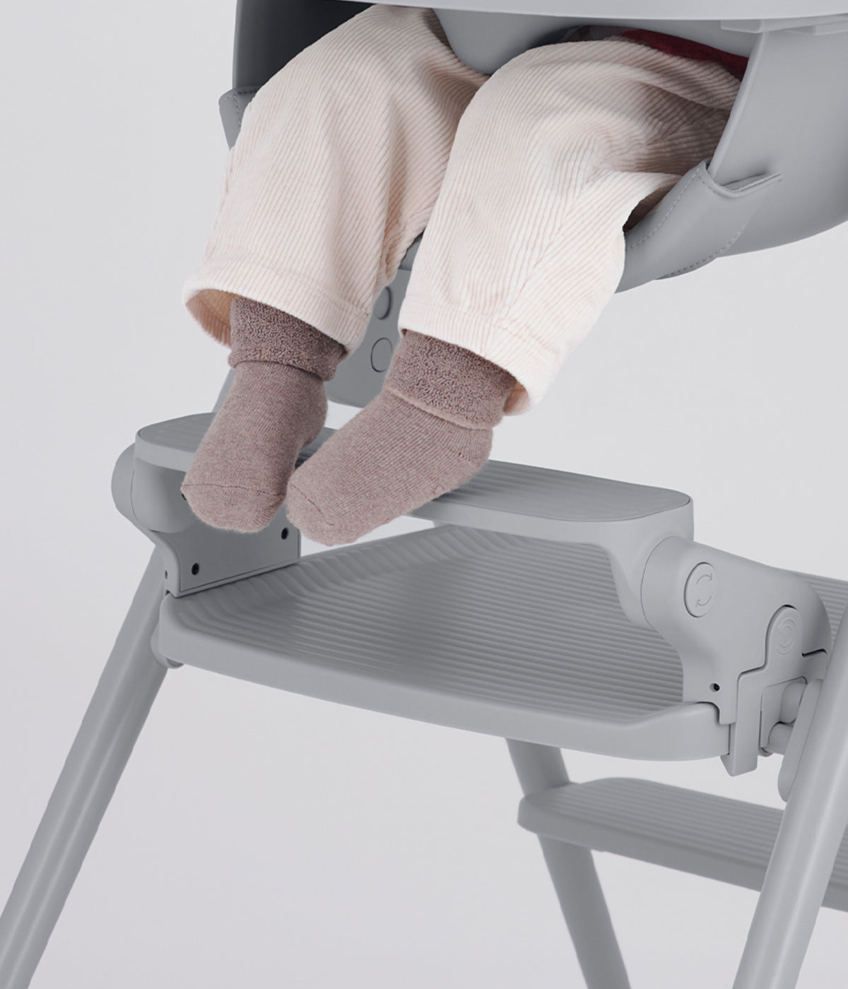 Vista lateral o apoio de pés Anex Ozy Footrest para cadeira evolutiva Ozy na cor Shade.