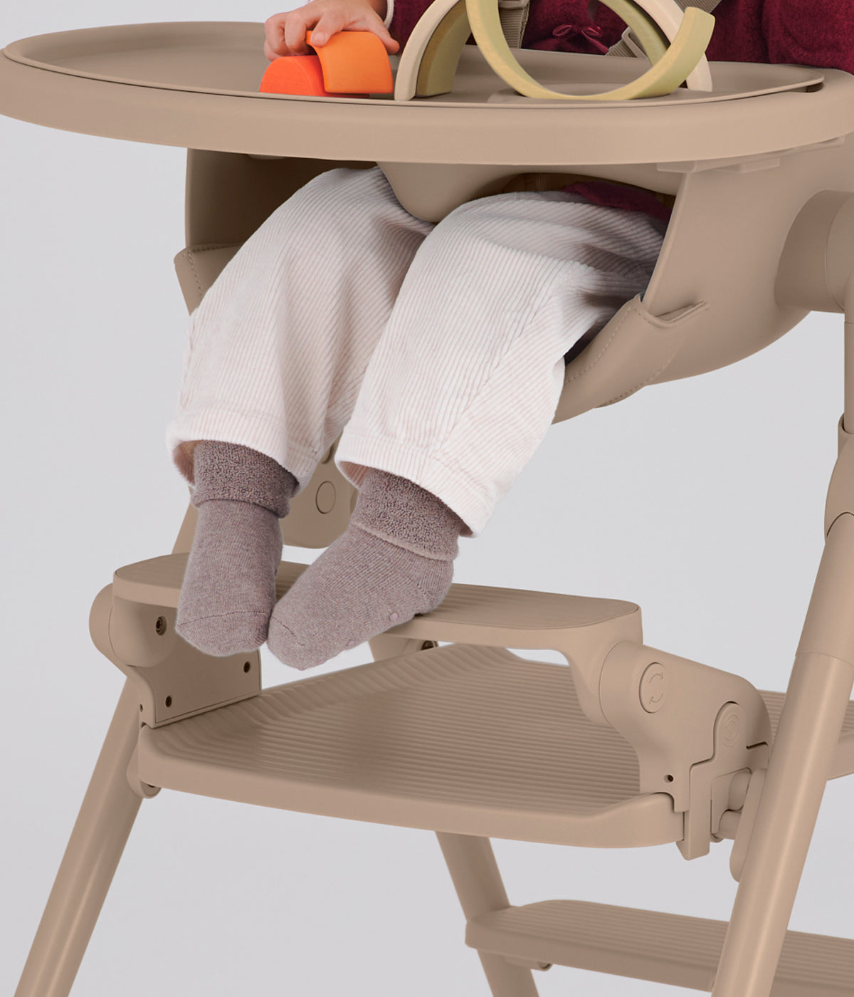 Vista detalhada do apoio de pés Anex Ozy Footrest para cadeira evolutiva Ozy na cor Fluff. Prático apoio de pés concebido para proporcionar um suporte estável e confortável aos pés da criança durante a utilização da cadeira evolutiva Anex Ozy.