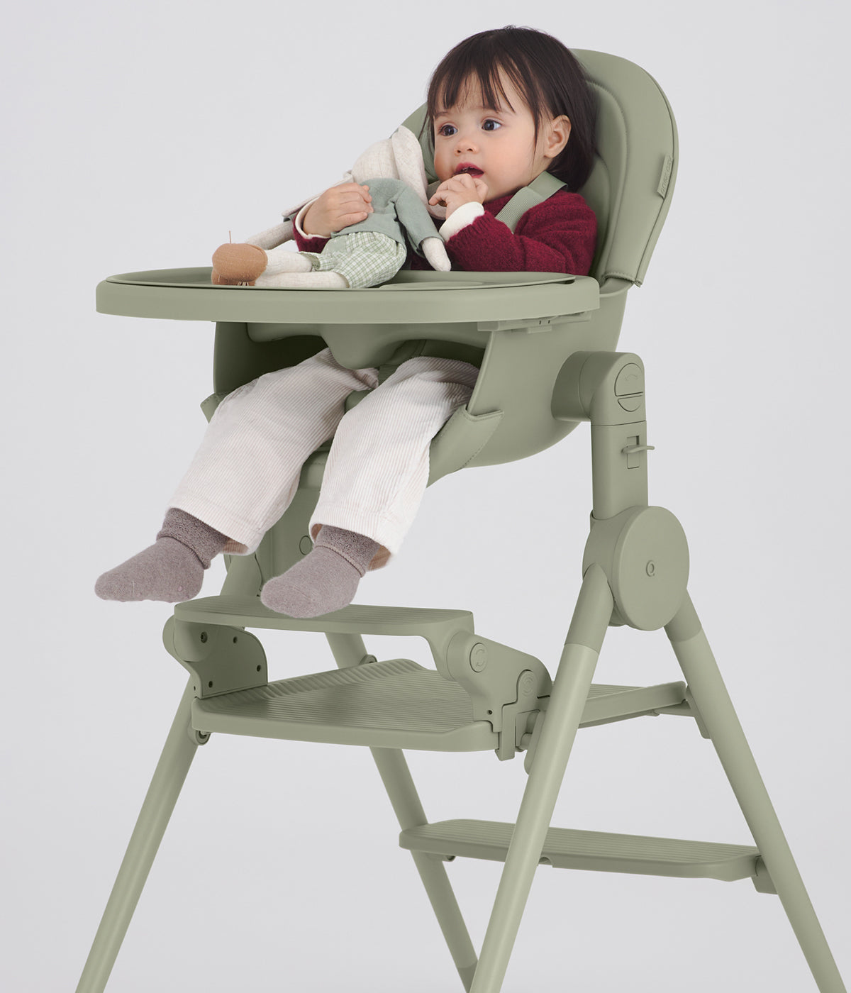 Apoio de pés Anex Ozy Footrest para cadeira evolutiva Ozy na cor June. Prático apoio de pés concebido para proporcionar um suporte estável e confortável aos pés da criança durante a utilização da cadeira de papa Anex Ozy. Ajustável para acompanhar o crescimento, é simples de colocar e retirar e apresenta um design coordenado com a cadeira evolutiva Ozy 3 em 1.
